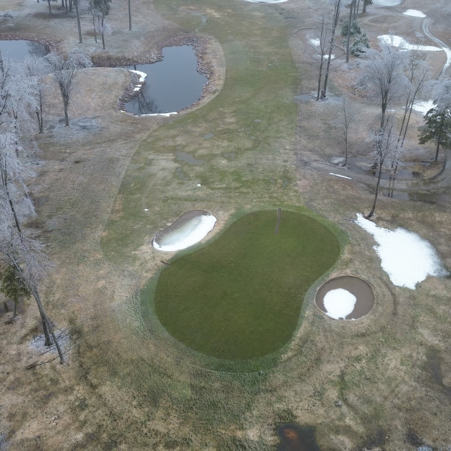 What a week! We received significant tree damage on the course, especially around the clubhouse and the north course.
Outside of trees the course was not damaged, and the greens are still looking great π
Weβre happy to report that everyoneβs favourite trees on 6 north and 9 south received no damage from the storm π
As we wait on power to be restored our crew is out cleaning up the damaged trees and getting the course ready for the season!