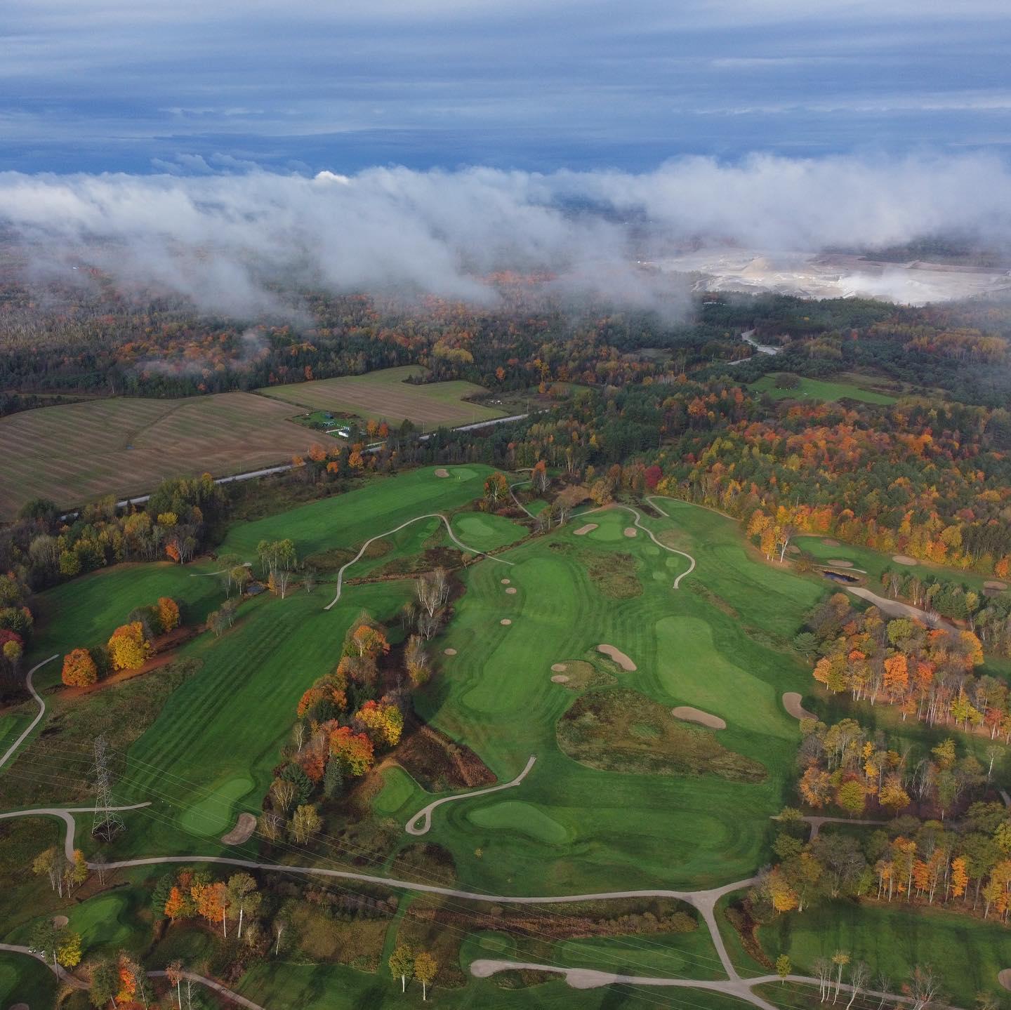 October is here! Here’s some photos of October golf from last year to get you ready for fall colours 🍁 #PlayTheLake