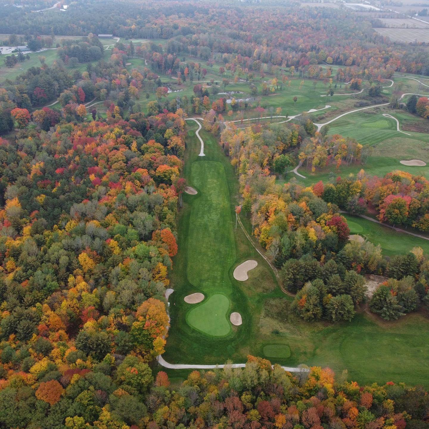 October is here! Here’s some photos of October golf from last year to get you ready for fall colours 🍁 #PlayTheLake