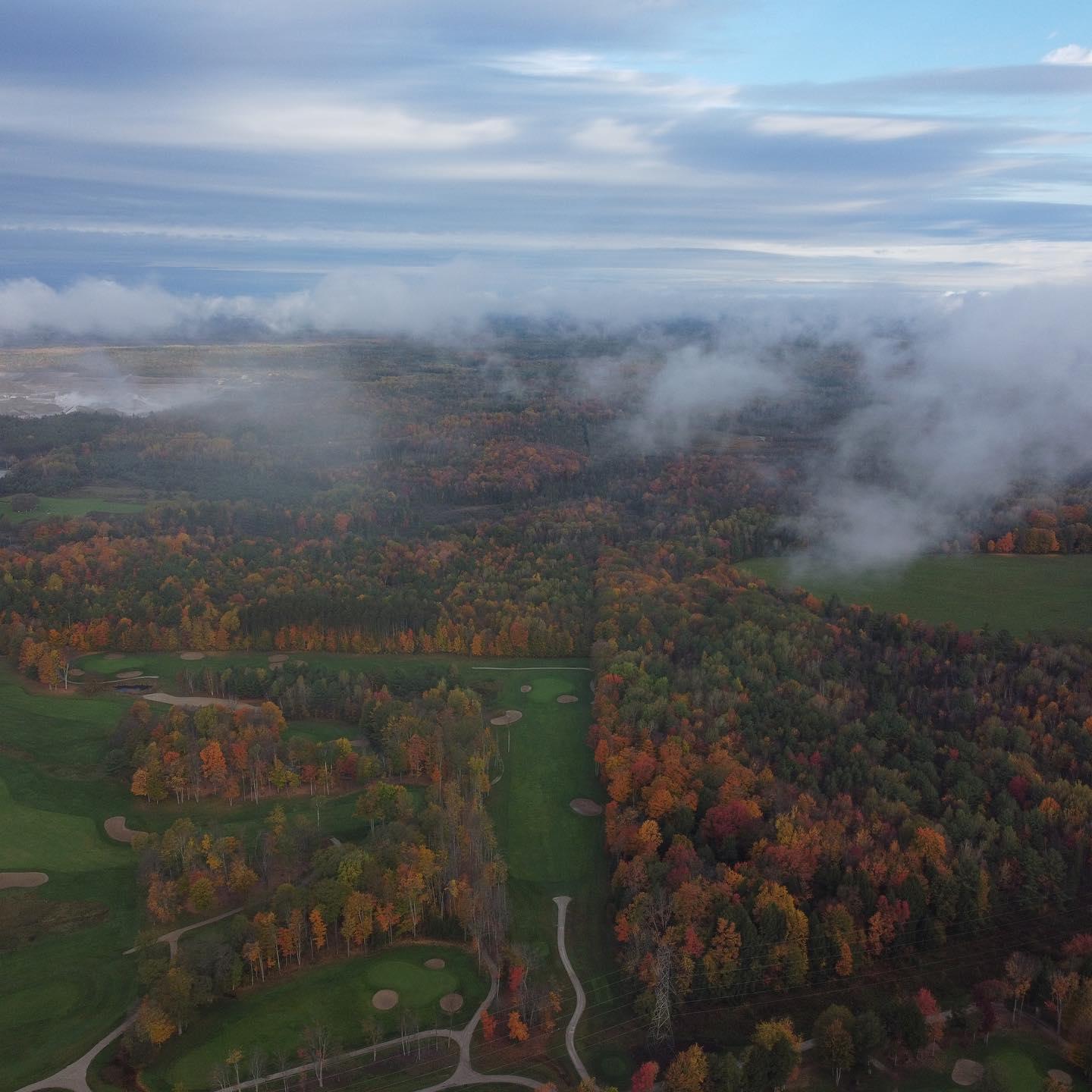 October is here! Here’s some photos of October golf from last year to get you ready for fall colours 🍁 #PlayTheLake