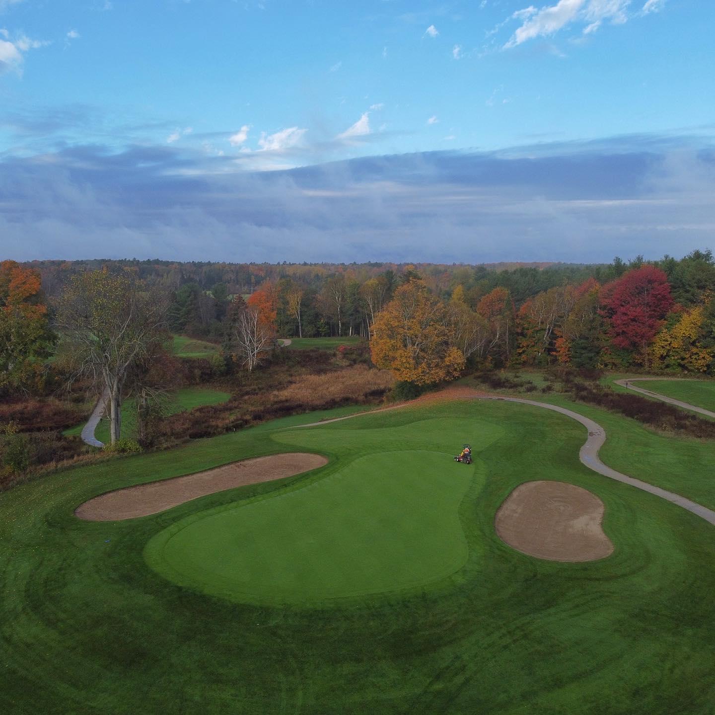 October is here! Here’s some photos of October golf from last year to get you ready for fall colours 🍁 #PlayTheLake