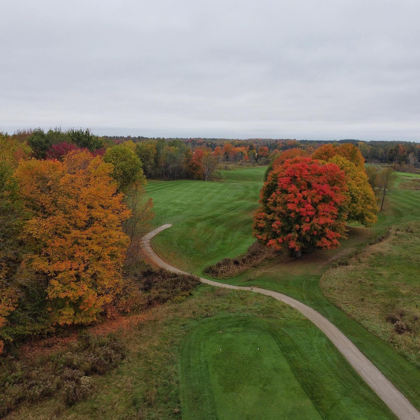 October is here! Here’s some photos of October golf from last year to get you ready for fall colours 🍁 #PlayTheLake