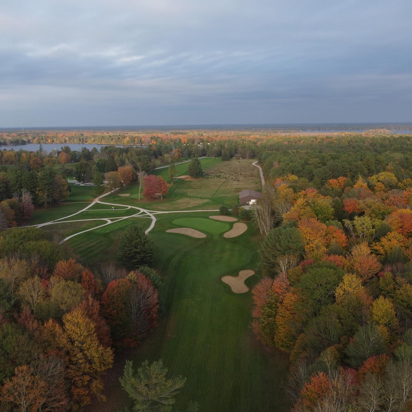 October is here! Here’s some photos of October golf from last year to get you ready for fall colours 🍁 #PlayTheLake