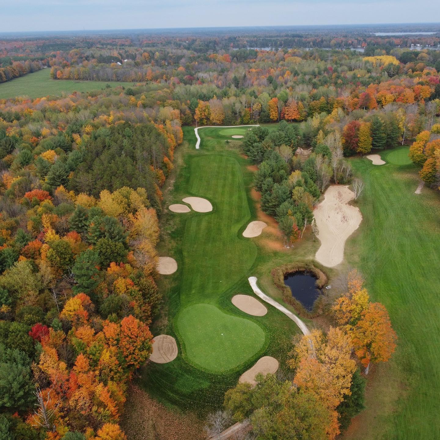 October is here! Here’s some photos of October golf from last year to get you ready for fall colours 🍁 #PlayTheLake