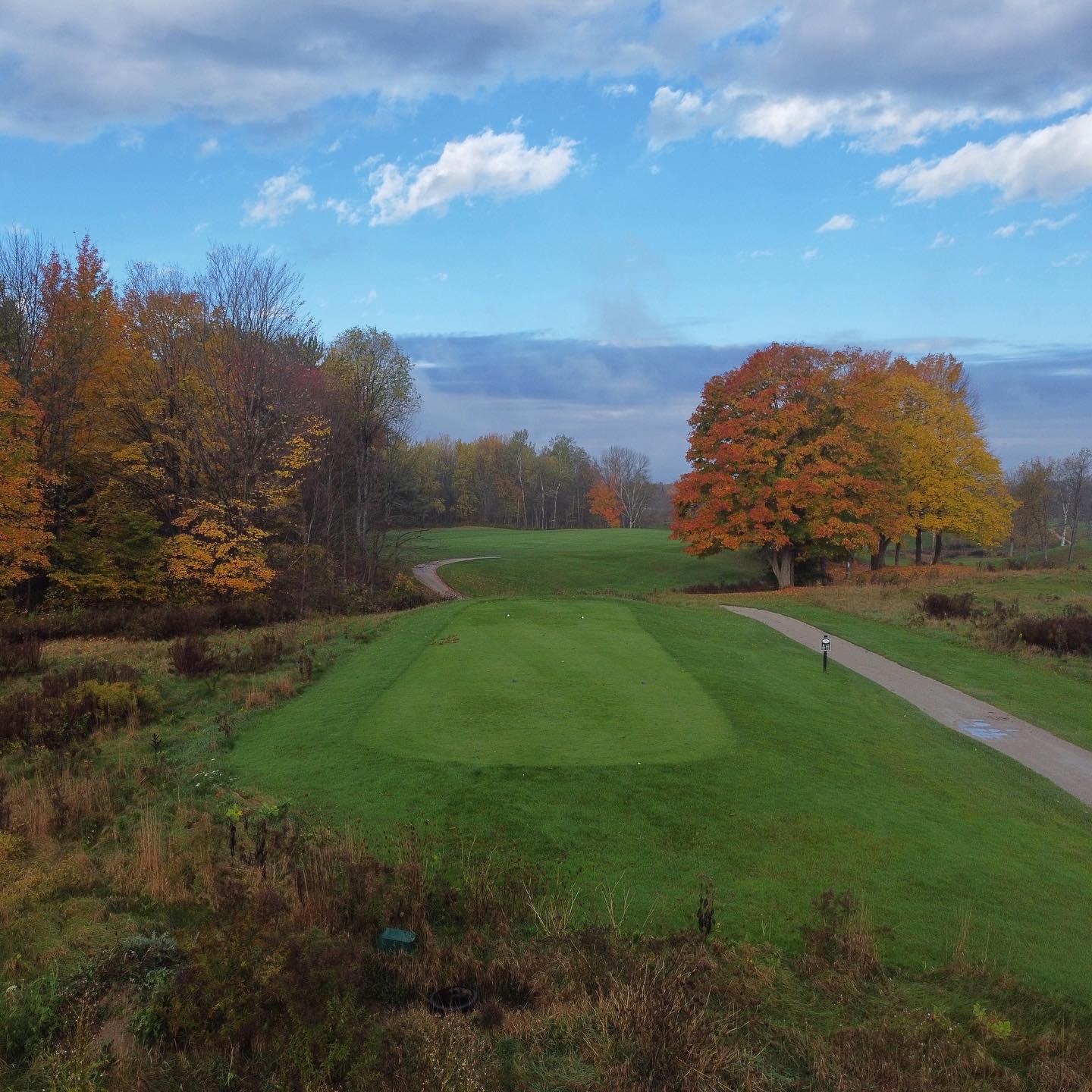 October is here! Here’s some photos of October golf from last year to get you ready for fall colours 🍁 #PlayTheLake